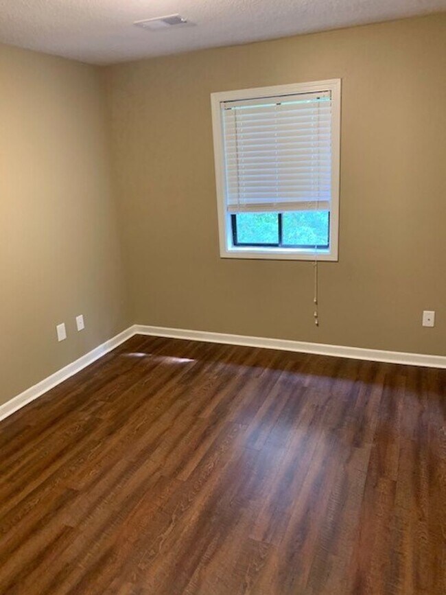 Foto del edificio - 317 Rock Knoll Dr