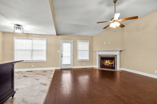 Building Photo - Pet Friendly Three Bedroom!