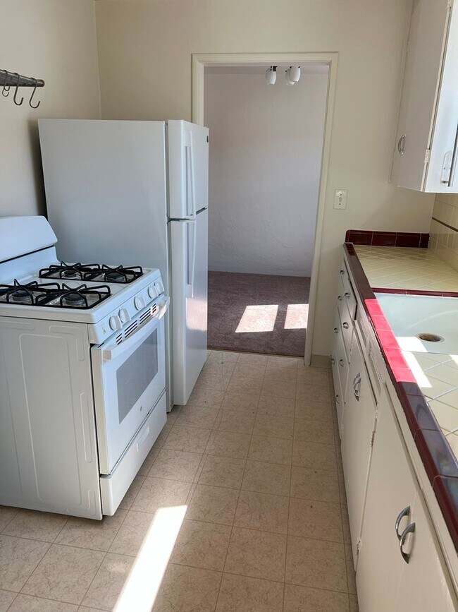 Foto del edificio - CHARMING 1bd/1ba DUPLEX TUCKED AWAY OFFTHE...