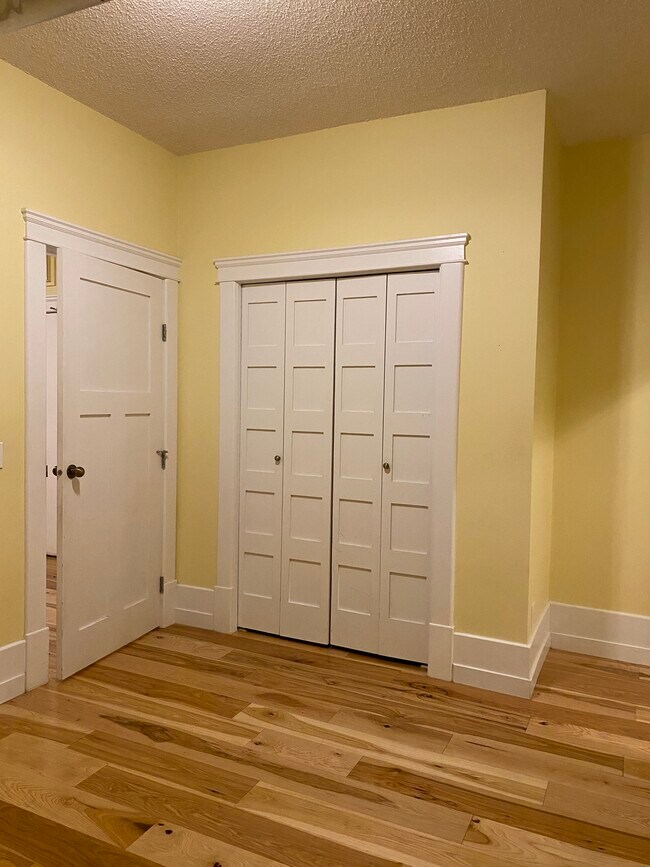 Photo du bâtiment - Charming basement unit with plenty of character.