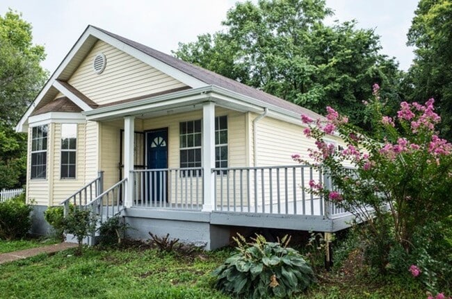 Beautifully Renovated 3BR House in Berry Hill! - Beautifully Renovated 3BR House in Berry Hill!