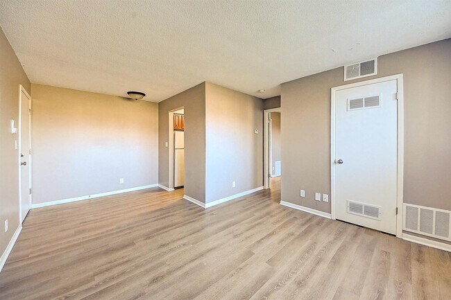 Building Photo - 1215 Oakland Rd NE
