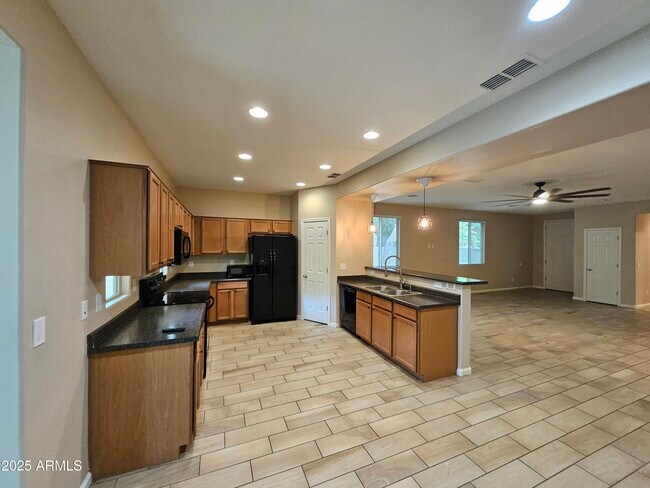Foto del edificio - 7836 W Rock Springs Dr
