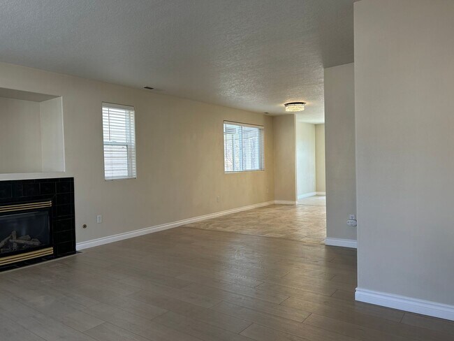 Foto del edificio - 4 bed, 2.5 ba - Golf Course living in Horn Rapids