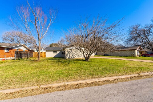 Building Photo - 2 Bed -1 Bath Cottage Charm!