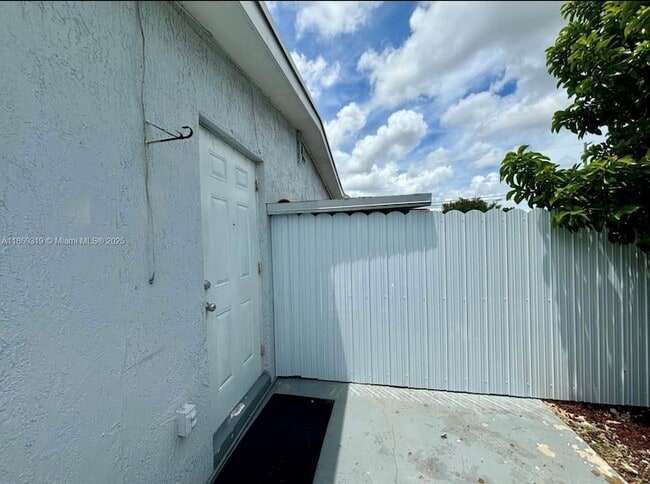 Foto del edificio - 11001 SW 56th St