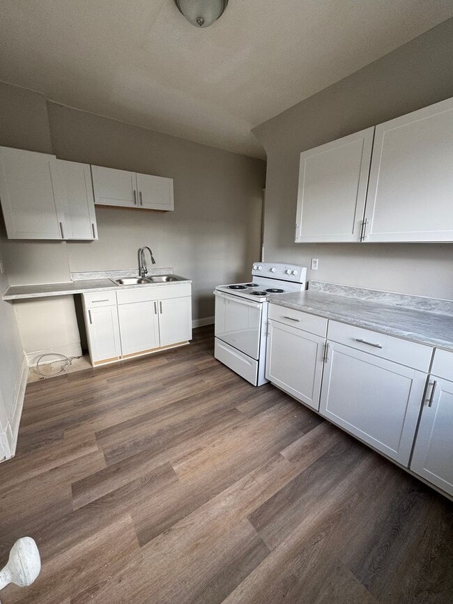 Building Photo - 421 Pritz Ave