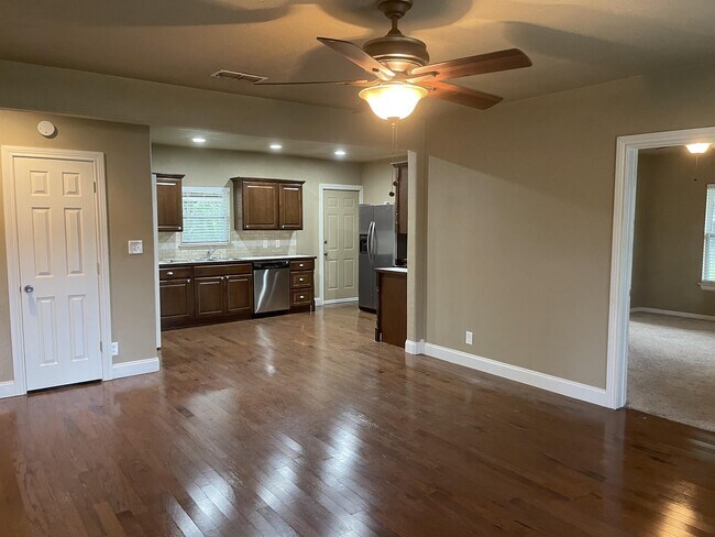Building Photo - 312 Circle Dr
