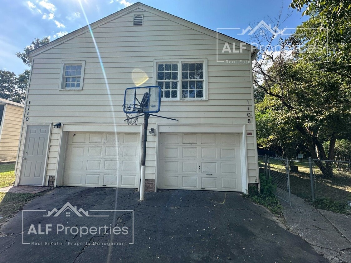 Primary Photo - Newly Renovated 1 Bedroom Apartment – Walk...