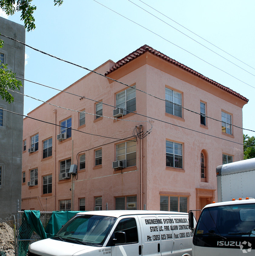 Building Photo - Villa Pina