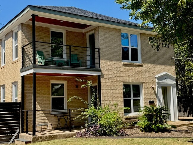 Foto del edificio - Remodeled 6 Bedroom Walking Distance to UT