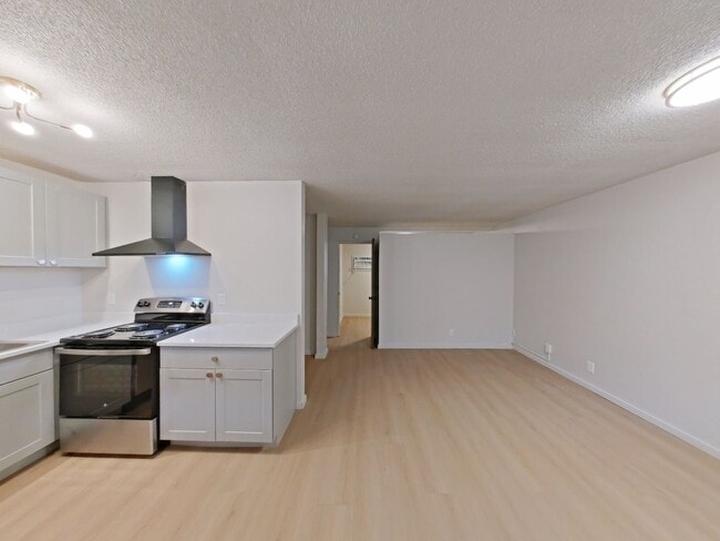 Foto del edificio - University Manor - Newly Renovated Units just a short walk from Campus!