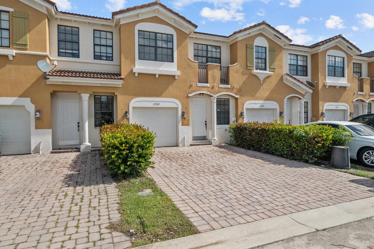 1709 SW Umbria St, Port Saint Lucie, FL 34953 Townhome Rentals in