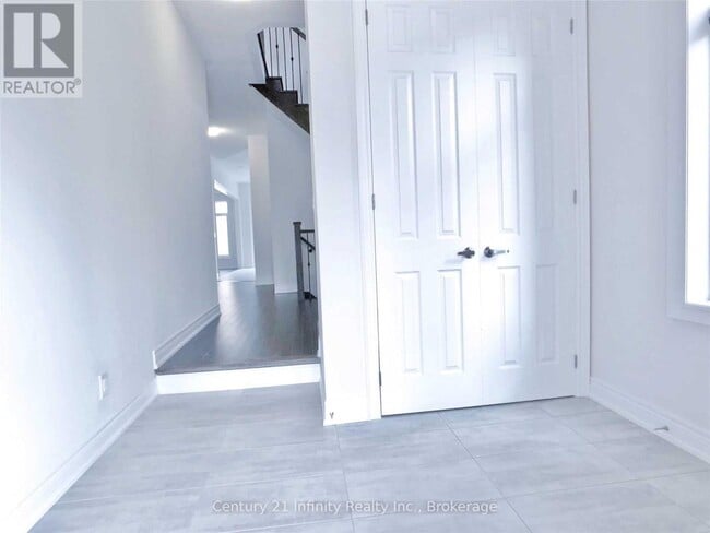 Building Photo - 9 St Ives Cres