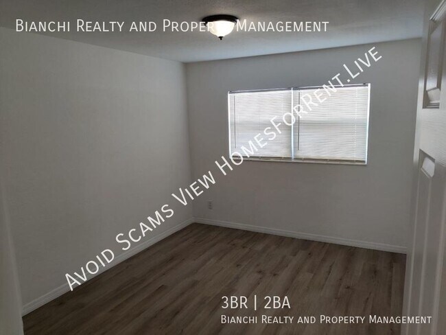Foto del edificio - Remodeled 3 bedroom / 2 bath - Unit on Rig...