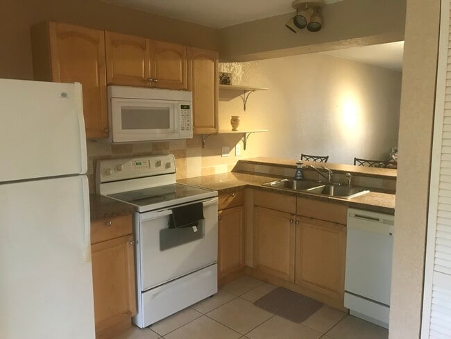 Kitchen/Bar/Stools - 113 Reserve Cir