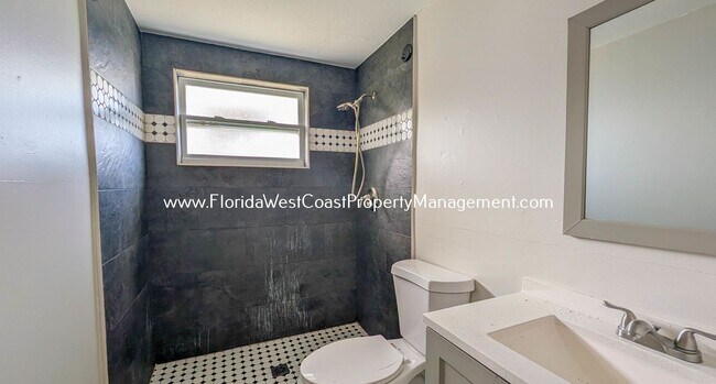 Foto del edificio - Cute 2 Bedroom/1 Bath Duplex Near Downtown...