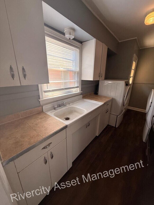 Building Photo - DUPLEX WITH NICE AMENTIES!!!! Section 8 We...