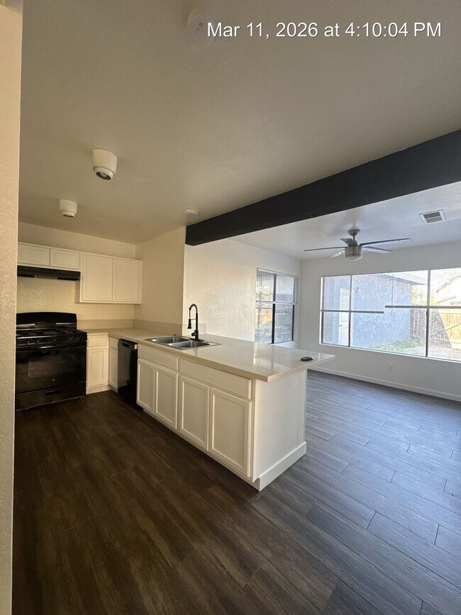 Building Photo - 3512