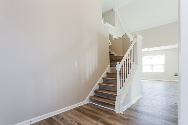 Building Photo - 213 Summer Hill Cir