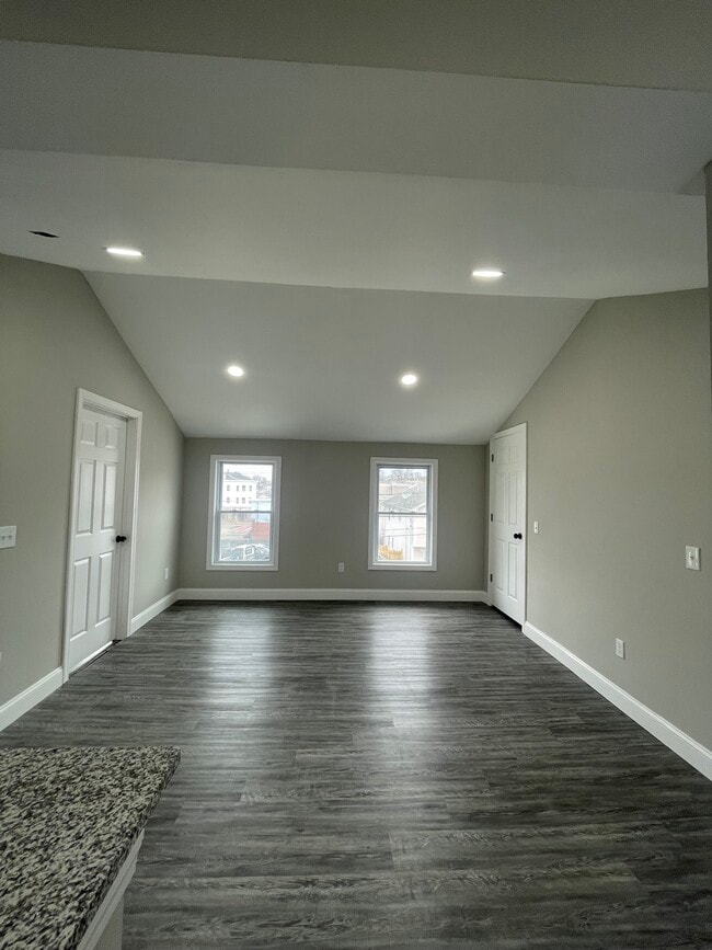 Building Photo - 154 Earle St