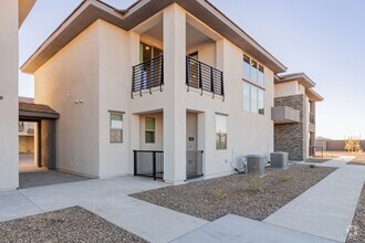 Building Photo - 2121 W Sonoran Desert Dr