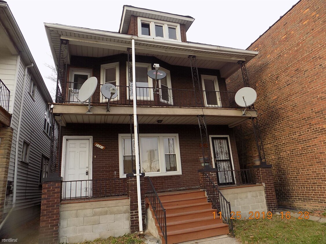 2 br, 1 bath Duplex 2331 Caniff St Townhome Rentals in Hamtramck MI