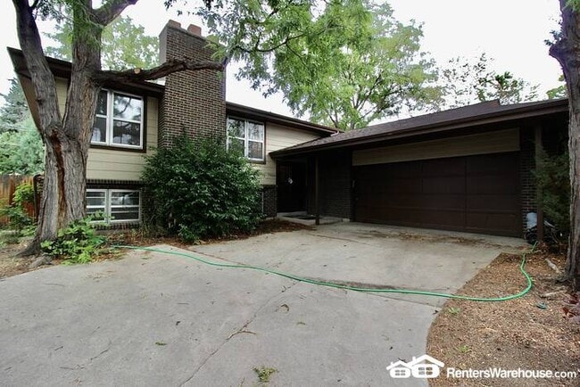 Building Photo - AVAILABLE NOW - Excellent 4BD/2BA w/ Garage, Fireplace, and Large Fenced Yard