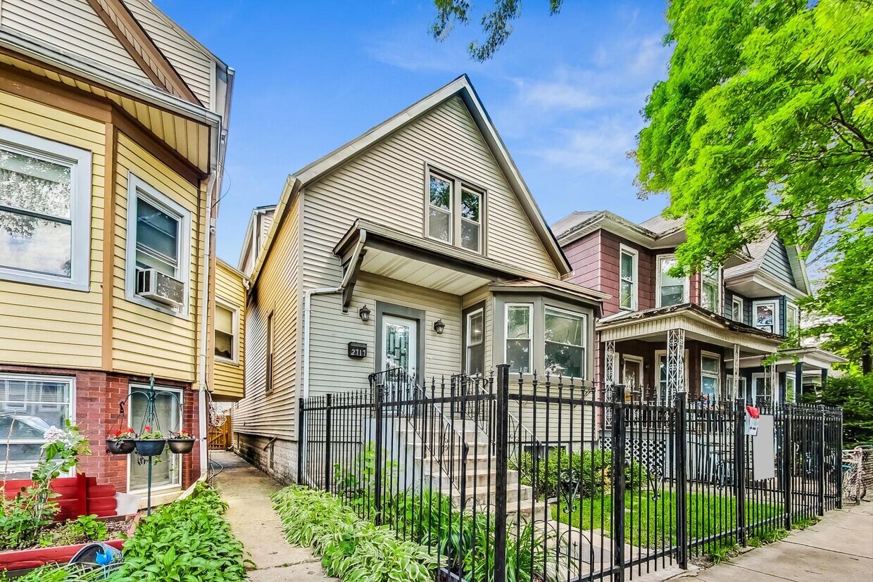 Foto principal - 2717 N Drake Ave