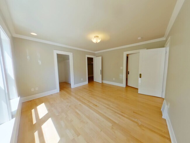 Building Photo - Gorgeous Campus Home, 5 Large Sized Bedrooms