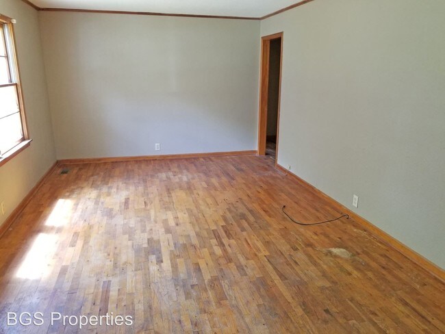 Building Photo - 3 br, 1 bath House - 140 Peach St.