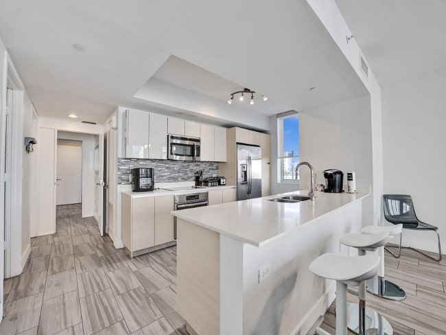 Building Photo - 2602 E Hallandale Beach Blvd