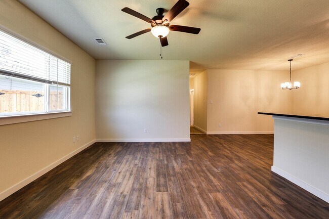 Building Photo - AVAILABLE NOW! GORGEOUS 4 BEDROOM DUPLEX L...
