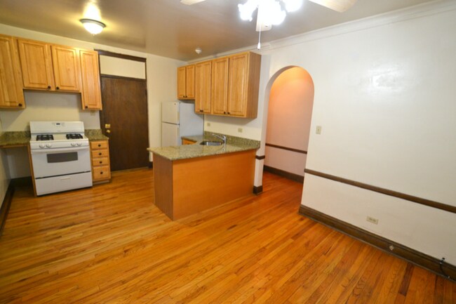Building Photo - 3211 W Belle Plaine Ave