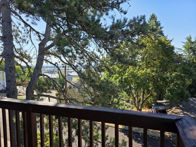 Building Photo - 2022 E 6th St