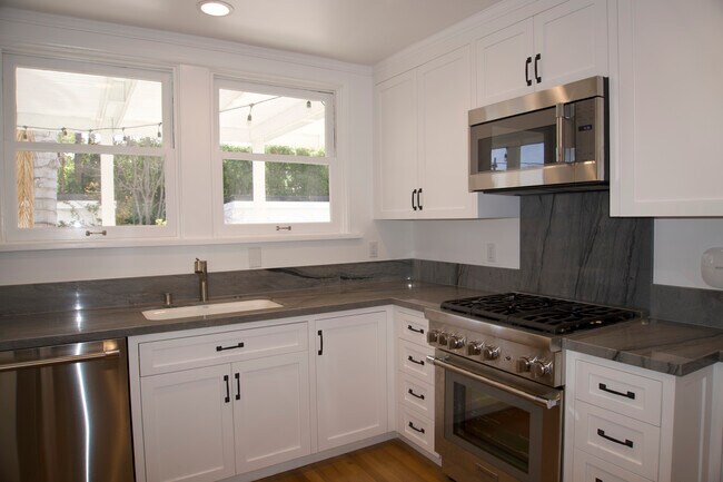 Kitchen - 242 N Irving Blvd
