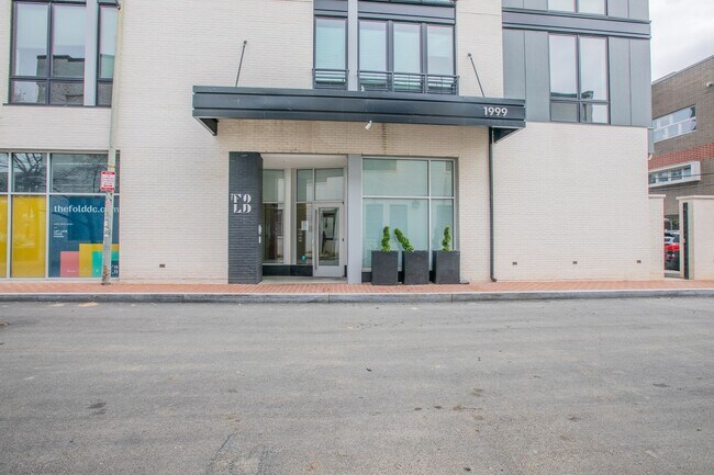 Foto del edificio - Stunning 1 Huge Den/1 Full BA Den Condo in...