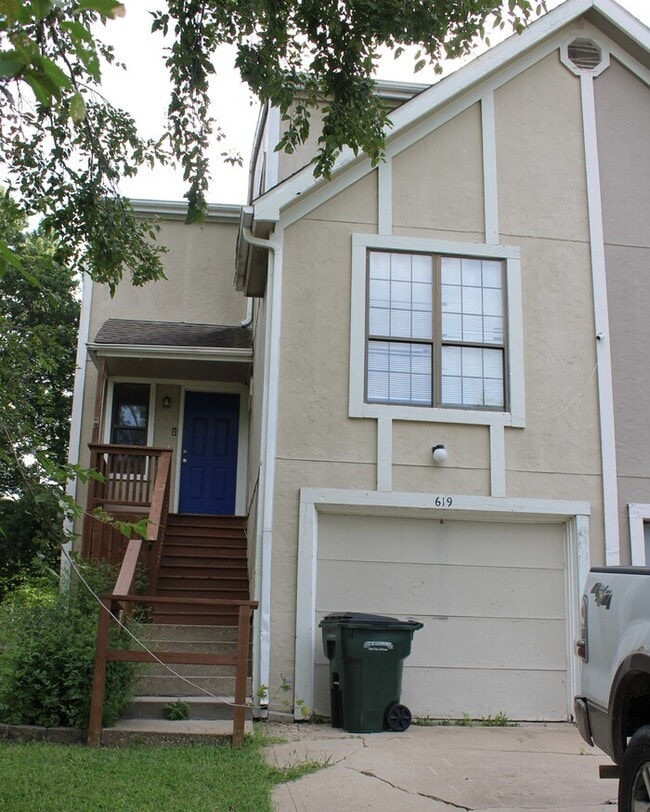 Building Photo - 619 S 13th St