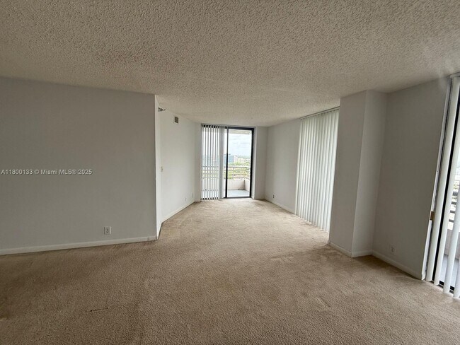 Foto del edificio - 3300 NE 191st St