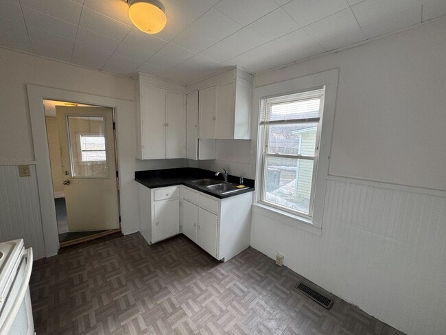 Building Photo - Cozy 2-Bedroom House with Heat Included  *...