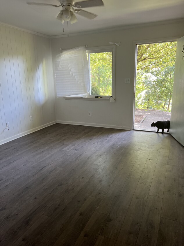 Living Room - kitty not included - 127 Whispering Oaks Ln