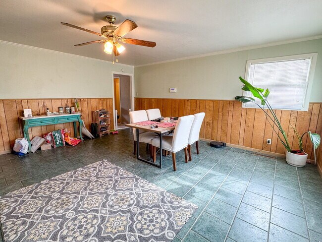 Building Photo - Easy access to 19th Street and Loop 289