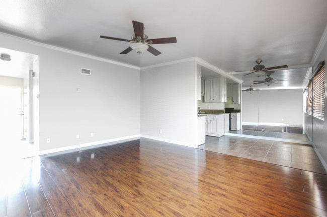 Building Photo - 8710 Belford Ave