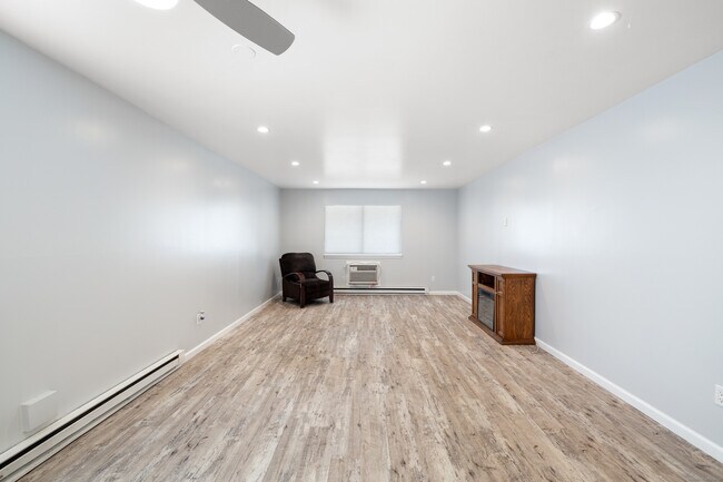 Foto del edificio - 718 Cove Rd