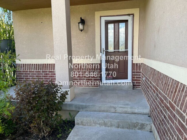 Foto del edificio - Stunning 4 Bedroom House in Layton Coming ...