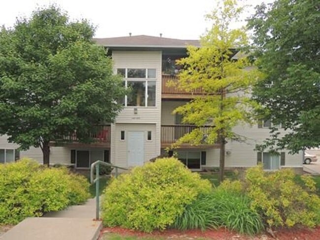 Building Photo - $1,025| 2 Bedroom, 1 Bathroom Condo | Pet ...
