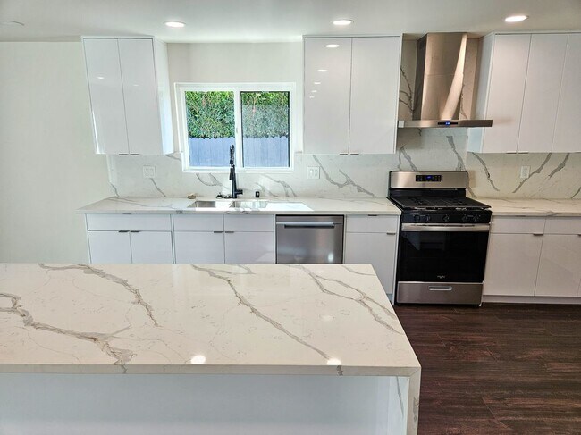 Foto del edificio - 12948 Lull St