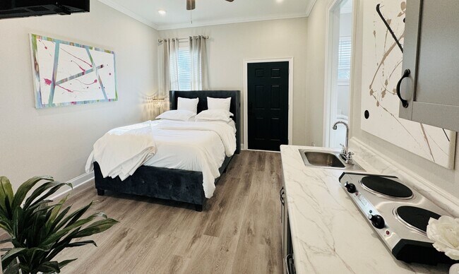 Building Photo - 2323 Leonidas St