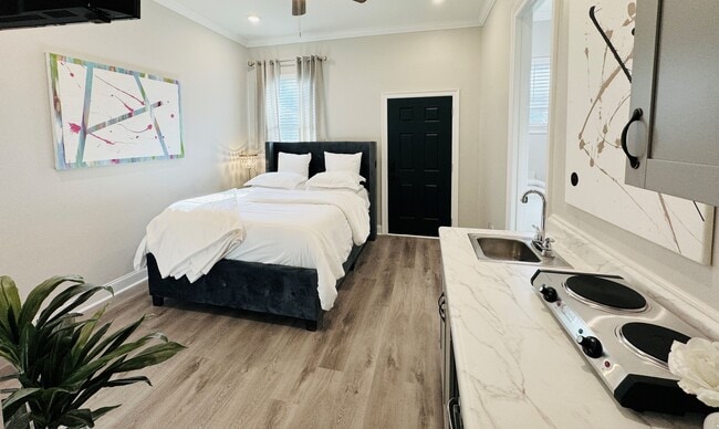 Building Photo - 2323 Leonidas St