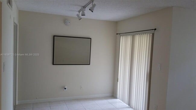 Foto del edificio - 550 S Park Rd